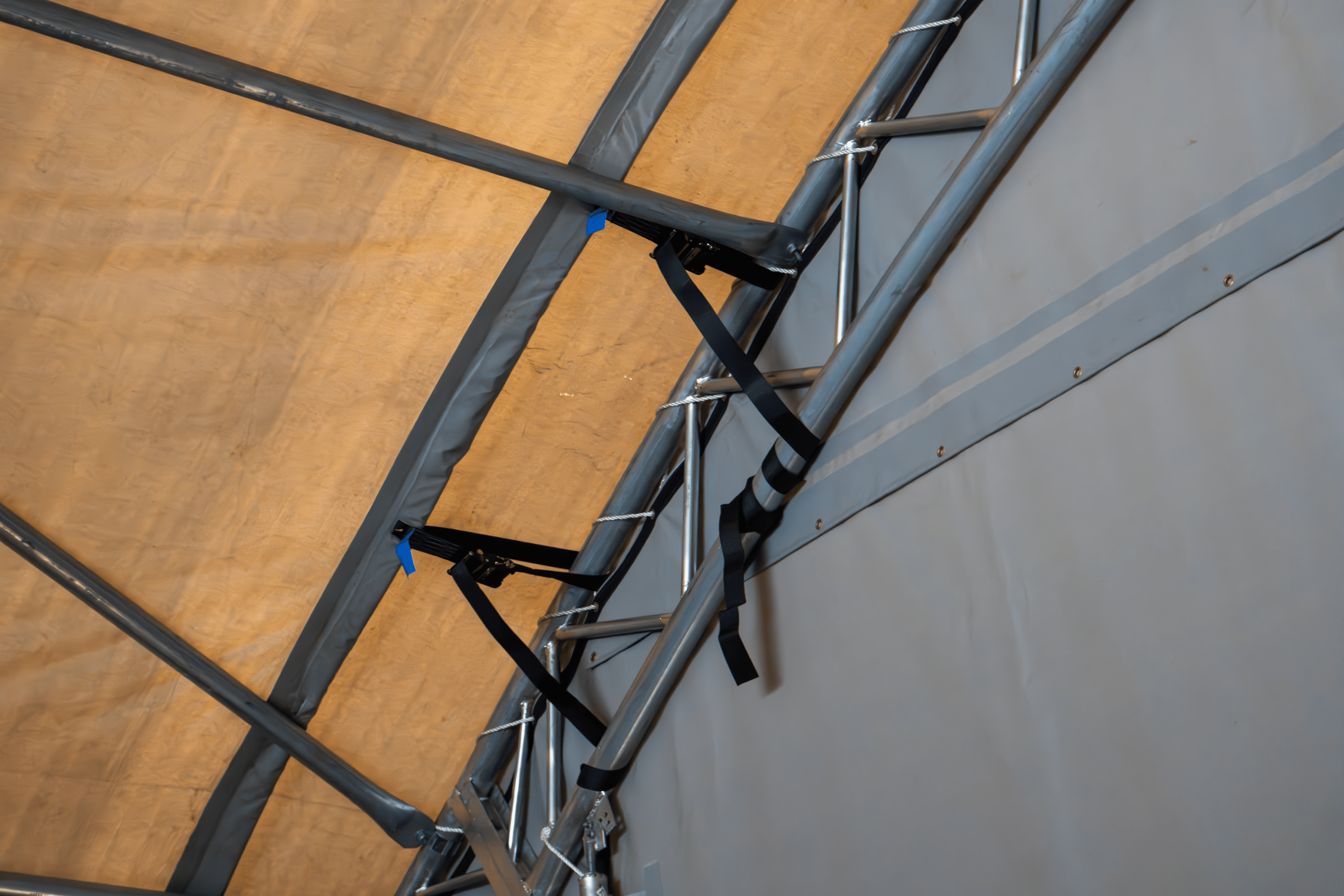 Strehë Kontejneri - 60ft x 40ft x 20ft (18.3m x 12m x 6m) E Instaluar Jashtë kontejnerëve