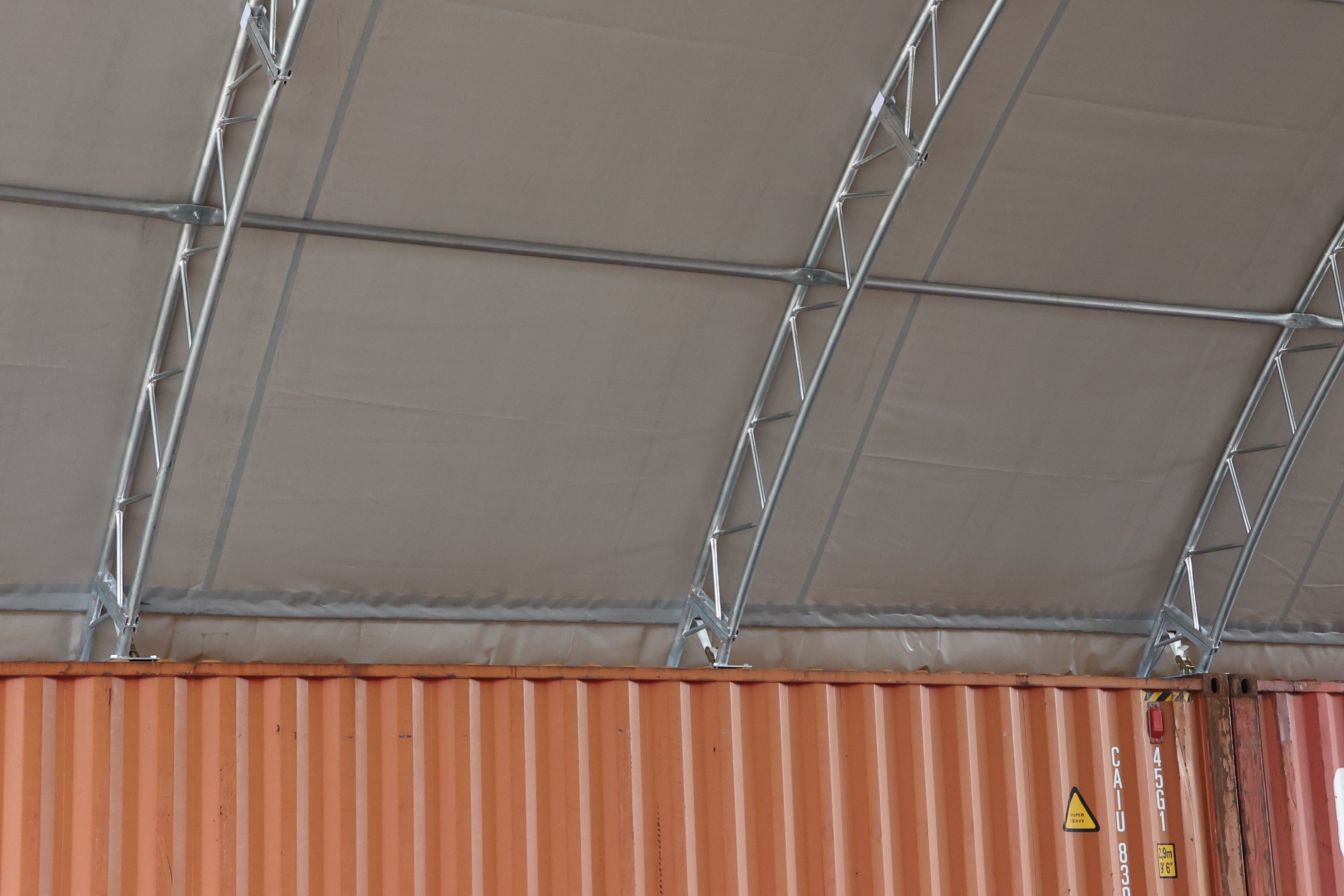 Strehë Kontejneri - 60ft x 80ft x 20ft (18m x 24.3m x 6m)
